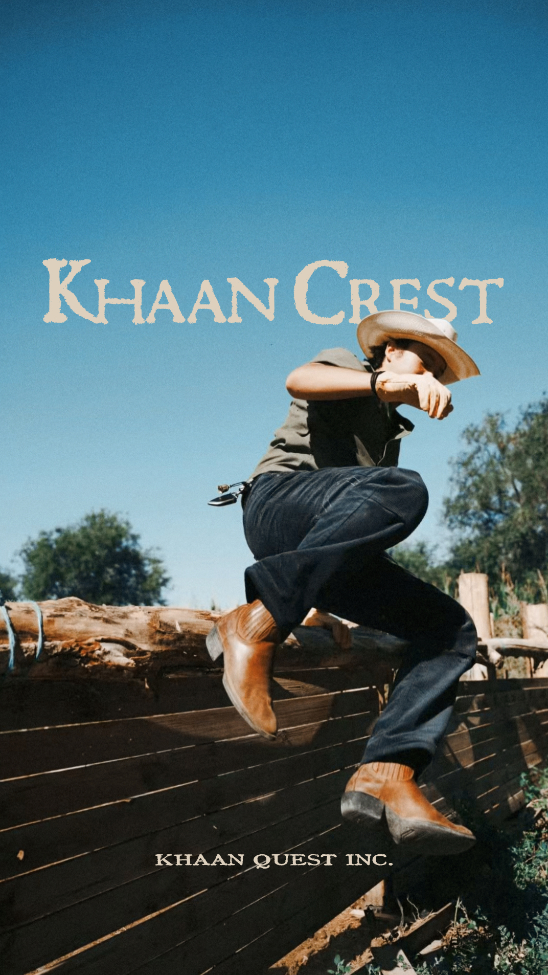 模特佩戴 KhaanCrest 帽饰的户外造型