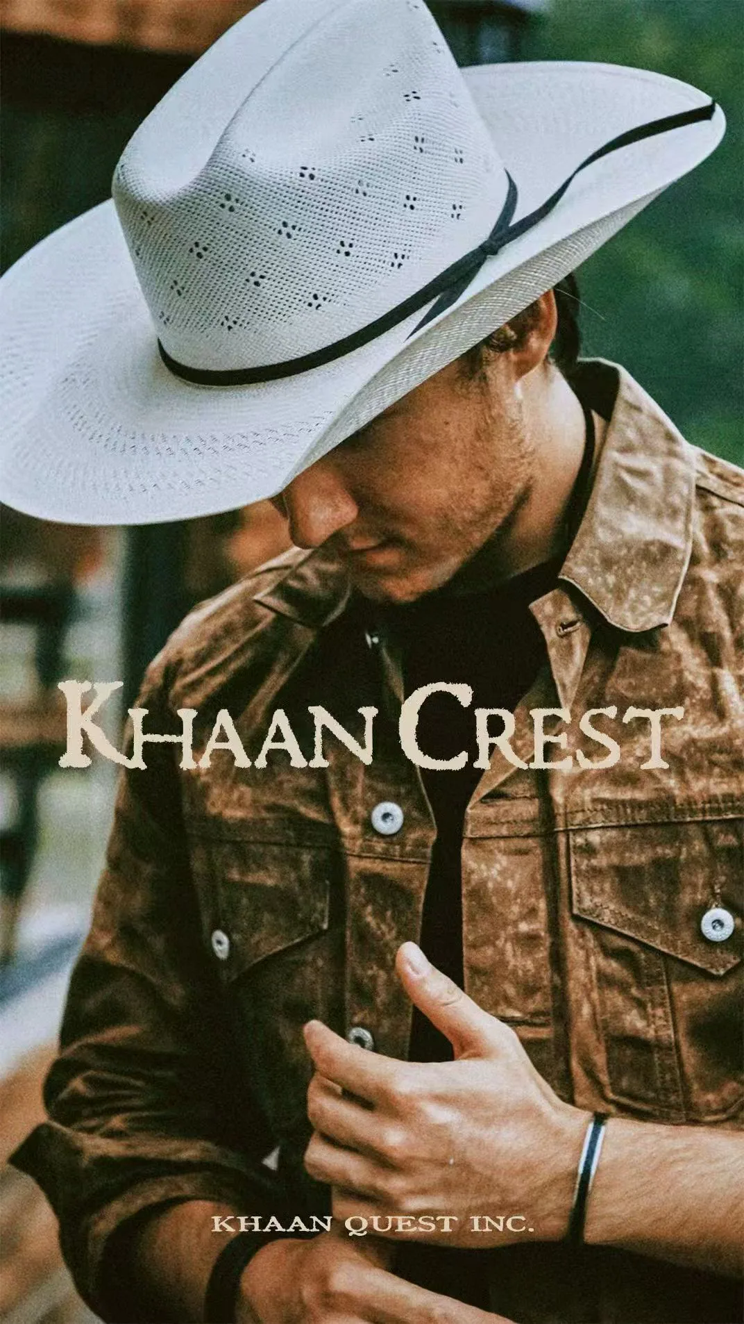 男士佩戴 KhaanCrest 白色西部帽的近景